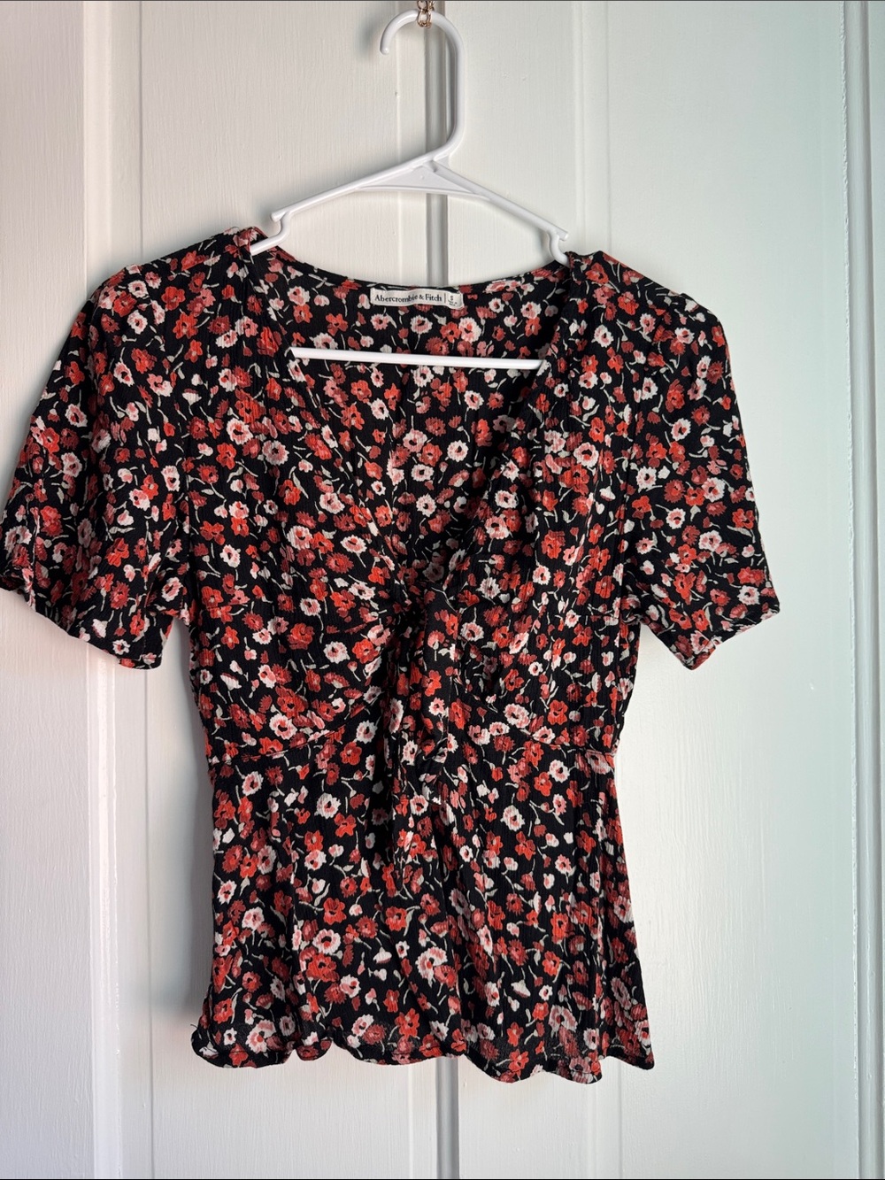 Abercrombie & Fitch Black Floral Red-Accent Tie-Front Short Sleeve Top